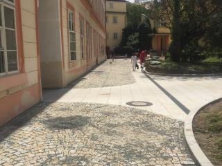 Rekonstrukce nádvoří areálu Karmelitská