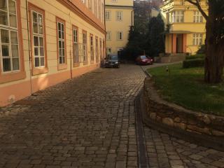 Rekonstrukce nádvoří areálu Karmelitská